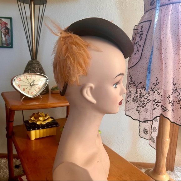 Vintage 1940s Hat l Brown Tilt l Feather l Burlesque Cocktail Costume l 40s - Picture 5 of 8